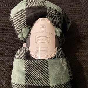 Belk plush throw blanket new green and black buffalo plaid